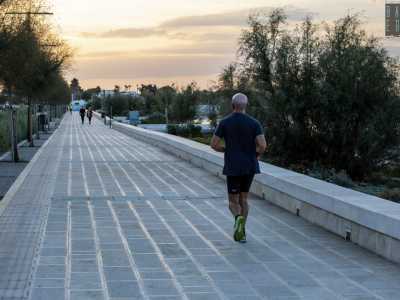 Passeggiamo sul lungomare utilizzando uno dei due marciapiedi, che in molti utilizzano per fare jogging...